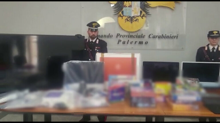 Preside arrestata, ecco cosa hanno sequestrato i CC Preside arrestata, ecco cosa hanno sequestrato i CC