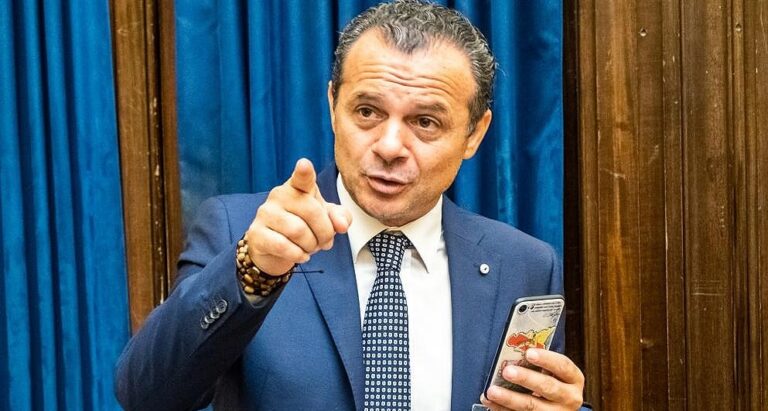 Tra De Luca e Bolognari è ancora sfida al veleno, il sindaco: “Non accetto lezioni, ti aspetto in piazza”