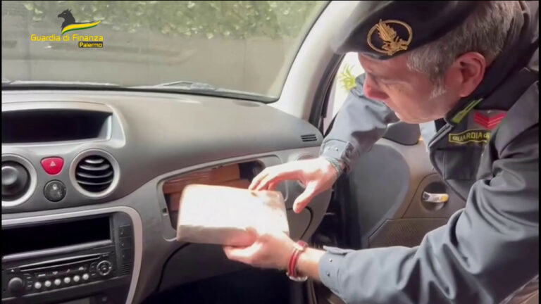 In auto con 3 chili di cocaina, corriere arrestato