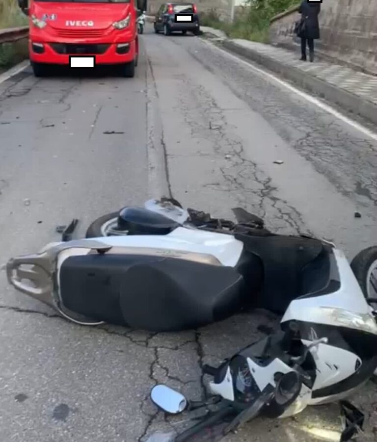 Incidente in Via Crocefisso: paura per un 16enne