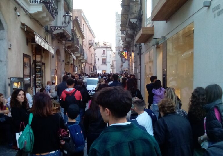 Taormina presa d’assalto per il ponte del 25 aprile: città al bivio sull’overtourism Taormina presa d’assalto per il ponte del 25 aprile: città al bivio sull’overtourism
