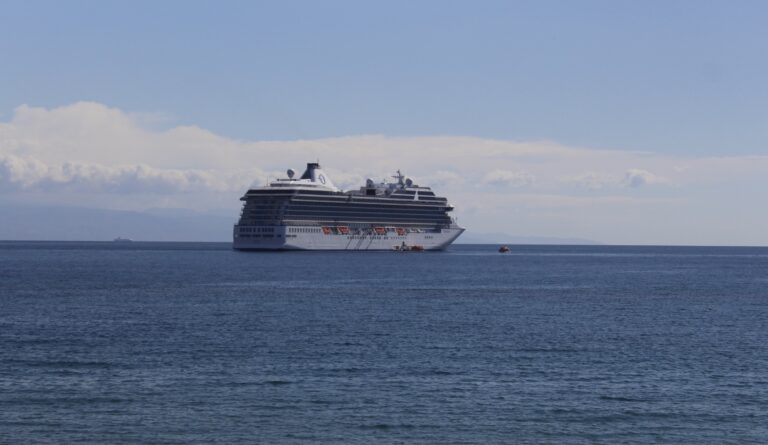 Turismo crocieristico: la nave americana “Riviera” a Taormina e Naxos