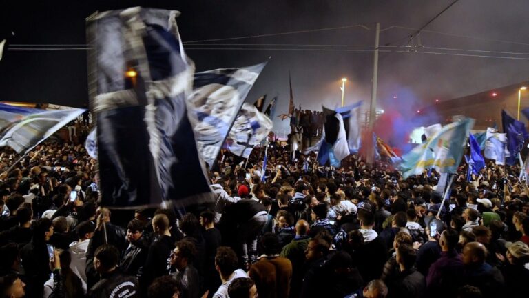 Napoli, è già festa scudetto: delirio a Capodichino