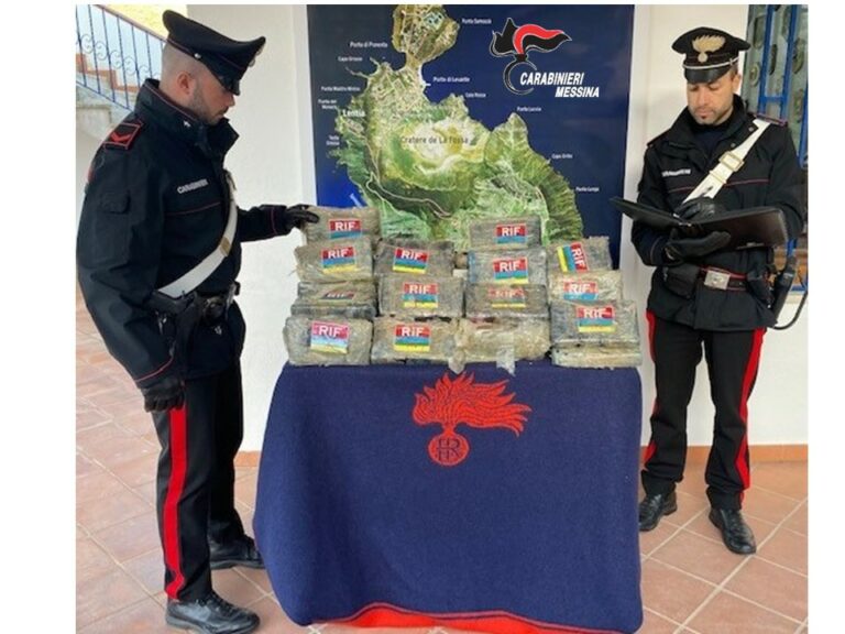 Eolie, Carabinieri trovano 42 kg di cocaina sulla scogliera di Vulcanello