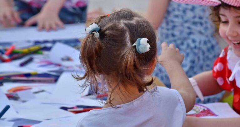 Maestro molestava le bambine: sanzione da 50 euro. La Chiesa peggio della legge