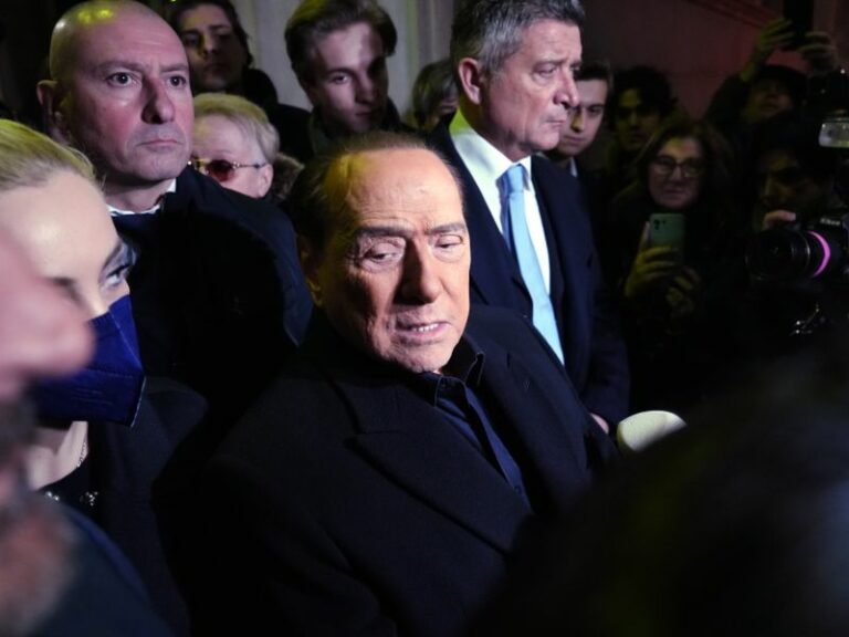 Berlusconi, bollettino medico: “Ulteriore miglioramento”