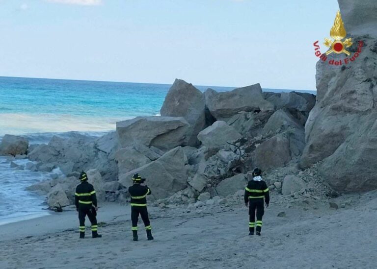 Crolla costone sul mare a Tropea, le  immagini
