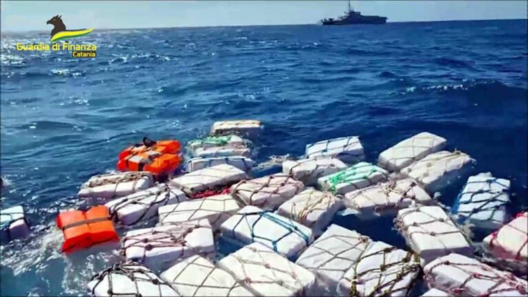 Catania, sequestrate 2 tonnellate di cocaina in mare aperto