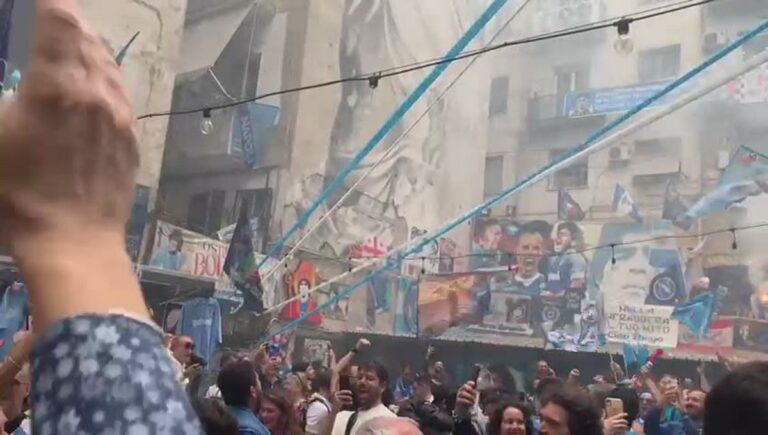 Ore 14.04, segna l’Inter: esplode Napoli, scene di delirio (VIDEO)