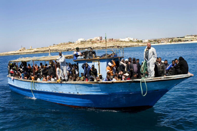Nave ong Aurora disubbidisce e sbarca 39 migranti a Lampedusa