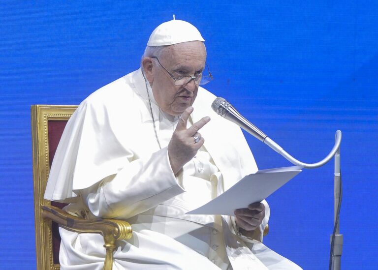 Papa: “Non abituiamoci ai conflitti e alle violenze”