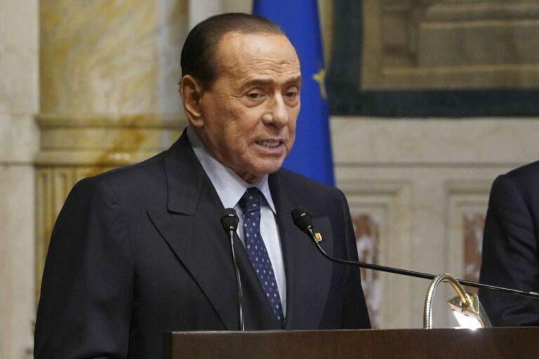 Silvio Berlusconi di nuovo ricoverato al San Raffaele Silvio Berlusconi di nuovo ricoverato al San Raffaele