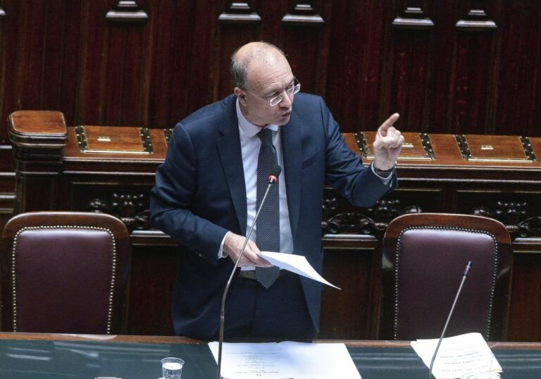 Scuola, Valditara: “Su fuga docenti dati drammatici, servono incentivi”