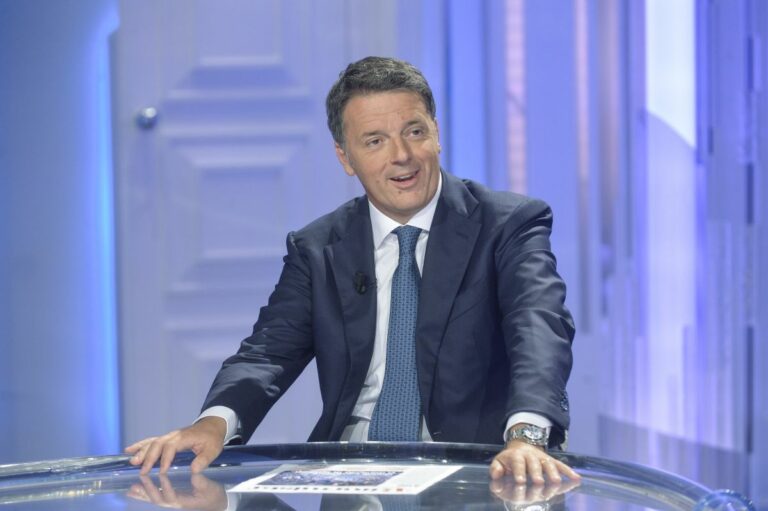 Renzi: “Politici e giornalisti spiati, il governo faccia chiarezza”