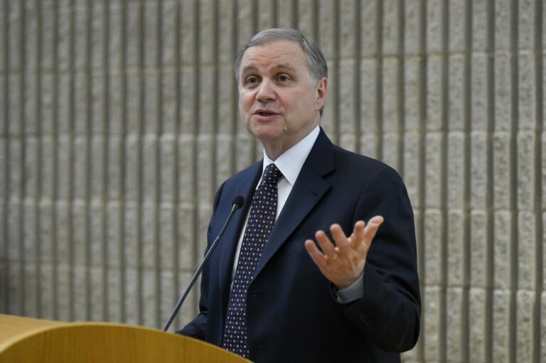 Visco: “La crescita supera le attese, sui tassi serve gradualità”