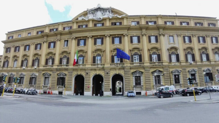 Arriva BTP Valore, il nuovo titolo di Stato per piccoli risparmiatori Arriva BTP Valore, il nuovo titolo di Stato per piccoli risparmiatori