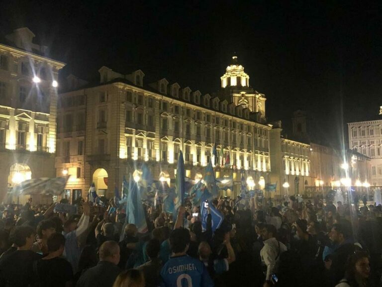 A Torino e Milano piazza invase dai tifosi del Napoli: la festa batte le minacce