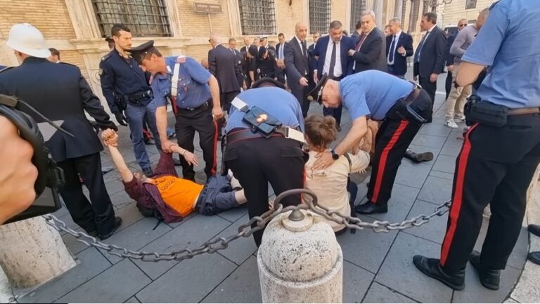 Altra protesta di Ultima Generazione: attivisti cosparsi di fango in Senato