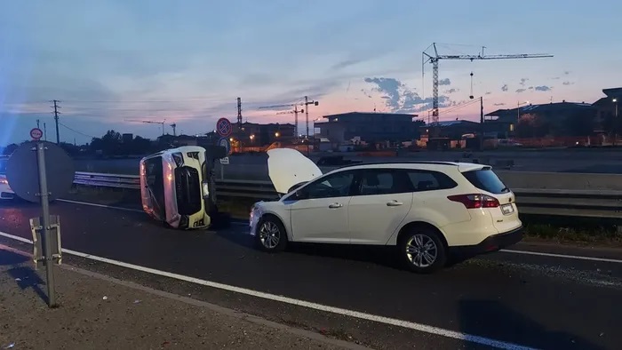 A 15 anni guida suv non assicurato, scappa e si schianta A 15 anni guida suv non assicurato, scappa e si schianta