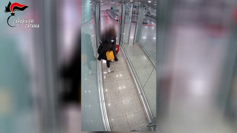 Ladro di bagagli all’aeroporto di Catania, le immagini