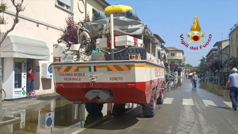 Maltempo in Emilia, il recupero dei beni dalle case allagate