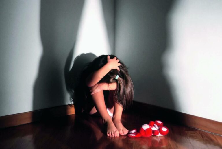 Abusa della figlia minorenne per quasi 9 anni, arrestato