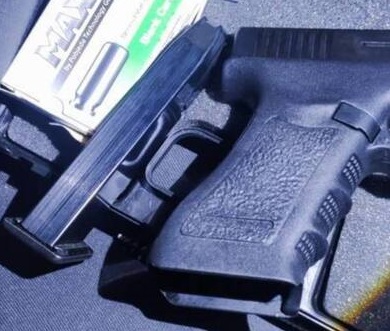 Pistola in regalo per il 18esimo: spara e la Polizia lo ferma