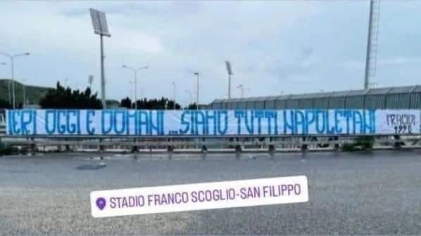 Messina onora Napoli: striscione da brividi per i campioni d’Italia