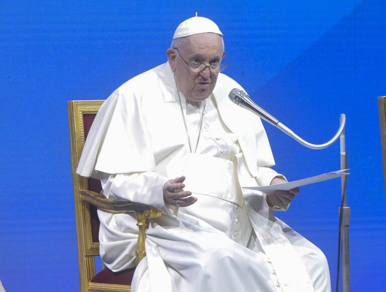 Papa Francesco, staff medico: “Il decorso operatorio è regolare”