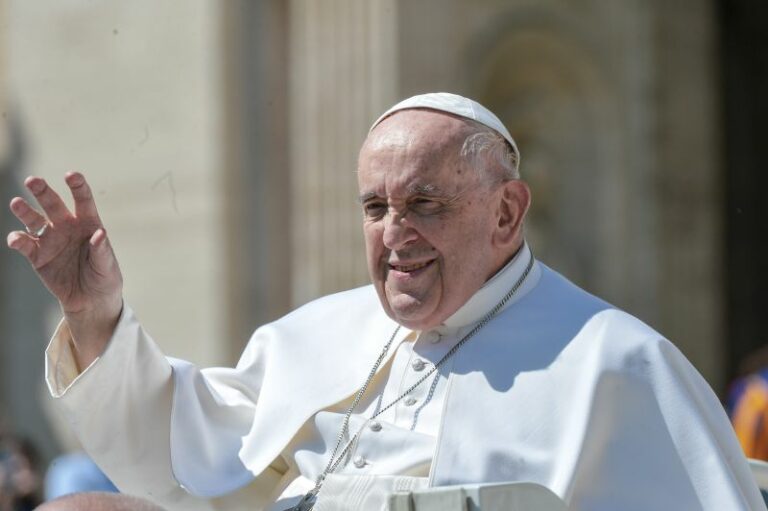 Papa: “Affrontare il tema dell’accoglienza senza scuse e indugi”
