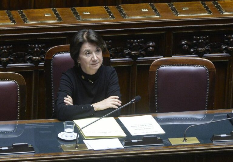 Maternità surrogata, Roccella: “Utile soluzione legale per bimbi già nati”