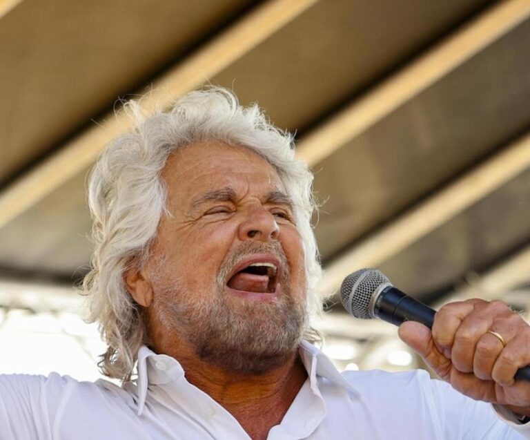 Grillo torna e affossa Conte: l’idiozia del passamontagna è un regalo a Meloni