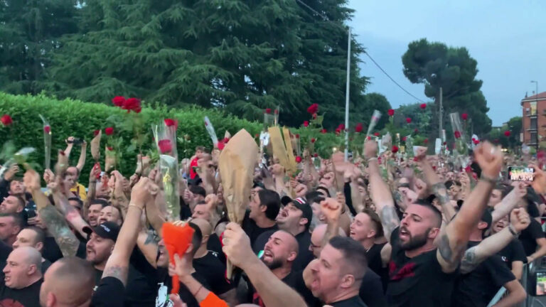 L’omaggio dei tifosi del Milan a Silvio Berlusconi
