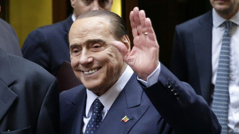 L’inizio e la fine: l’ultimo gesto straziante di Berlusconi