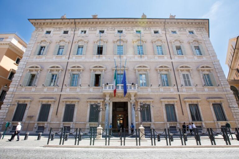 Berlusconi, bandiere a mezz’asta in Senato