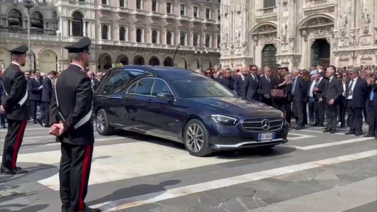 Il feretro di Berlusconi lascia il Duomo tra gli applausi