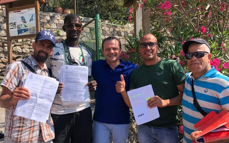 Blitz di De Luca all’Isola Bella: “Basta con ambulanti abusivi, stretta sui controlli”