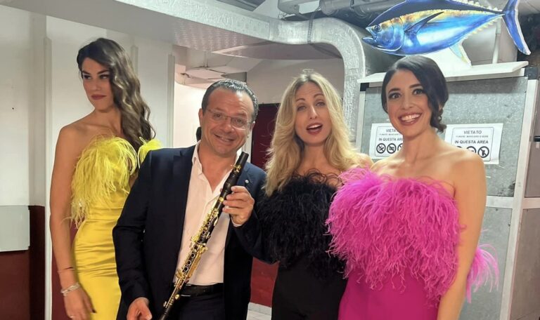 De Luca si esibisce al Teatro Massimo: applausi e poi il racconto dei primi giorni a Taormina (VIDEO) De Luca si esibisce al Teatro Massimo: applausi e poi il racconto dei primi giorni a Taormina (VIDEO)