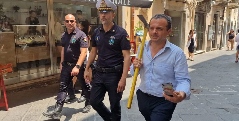 De Luca: “A Taormina chiosco moroso dal 1989. Cose pazzesche sui suoli”