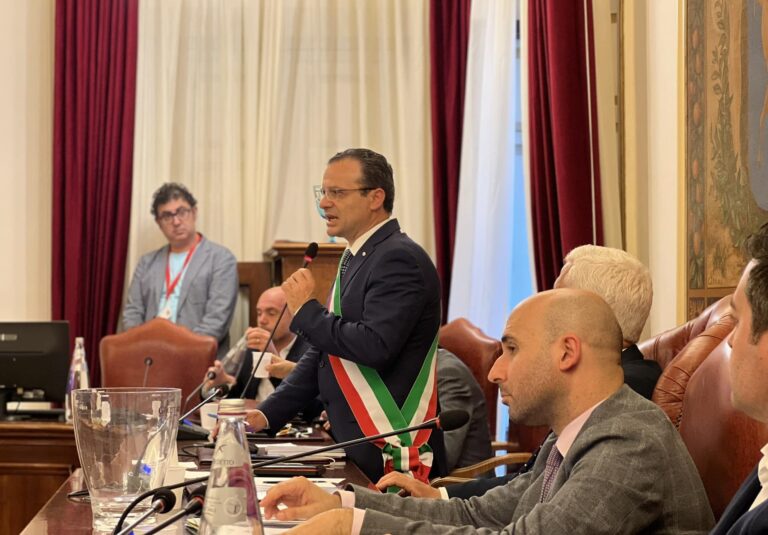 Taormina lascia TaoArte, De Luca: “Mai più prigionieri della Regione”