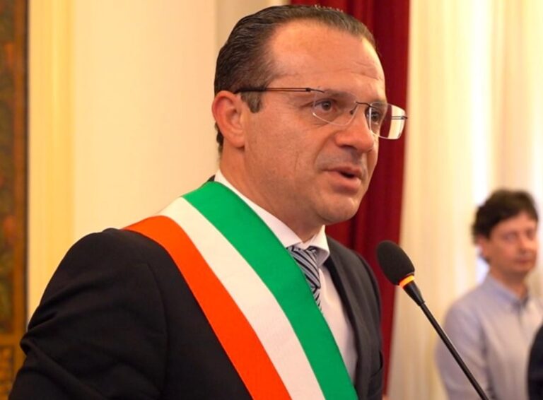 De Luca: “Aumenta tutto perché mi hanno lasciato un buco di 16 milioni” De Luca: “Aumenta tutto perché mi hanno lasciato un buco di 16 milioni”