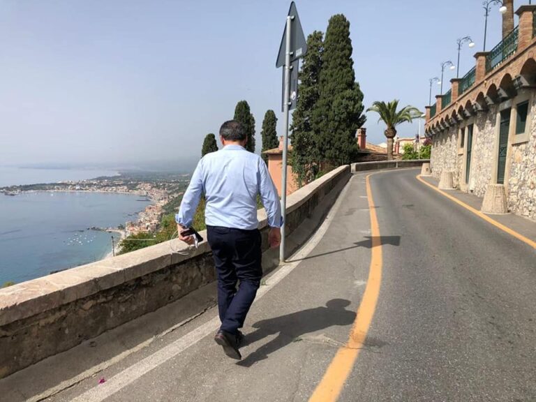 De Luca smonta la “gabbia”: liberata la Via Roma