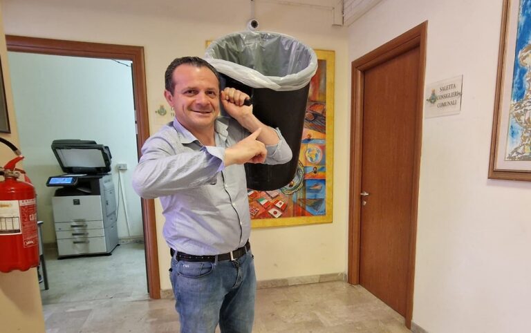 De Luca: “Taormina prima di me all’anno zero sui rifiuti. Il vostro sonno non vale più della mia faccia”