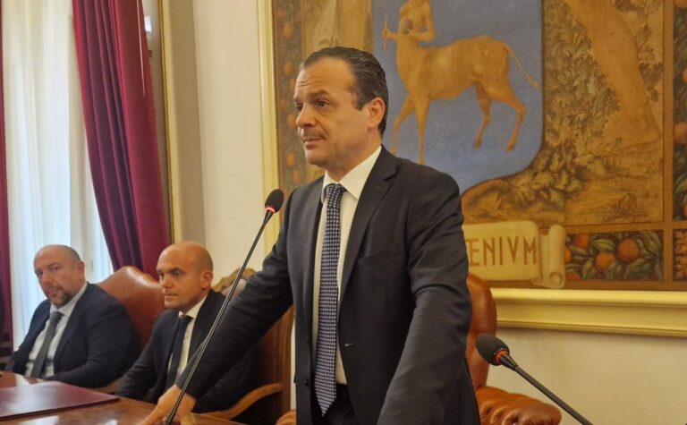 De Luca: “Tartassato di richieste di biglietti omaggio per il Teatro. Ho detto basta”