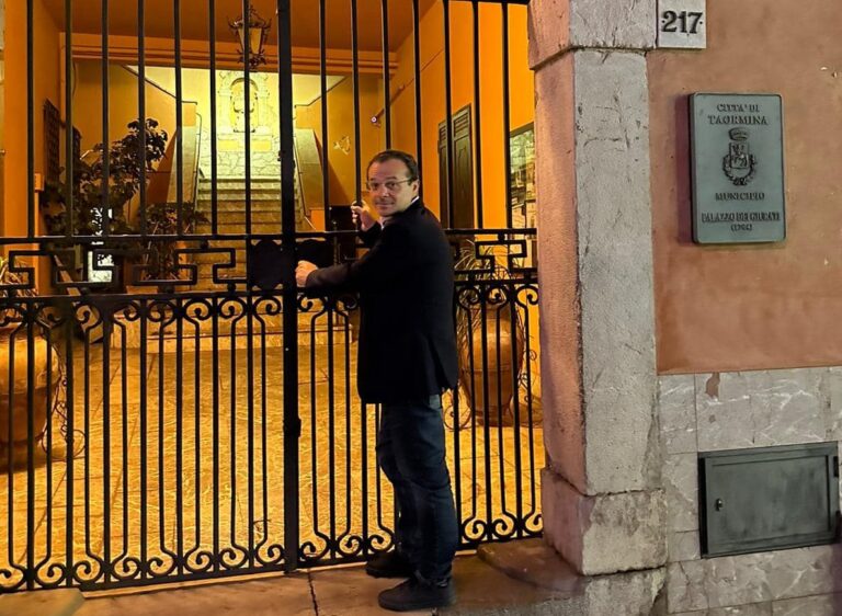 De Luca stronca le delibere della Giunta Bolognari: annullati atti per 409 mila euro