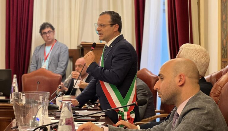 De Luca giura in Consiglio: “Il popolo ci osserva, diamo il buon esempio”