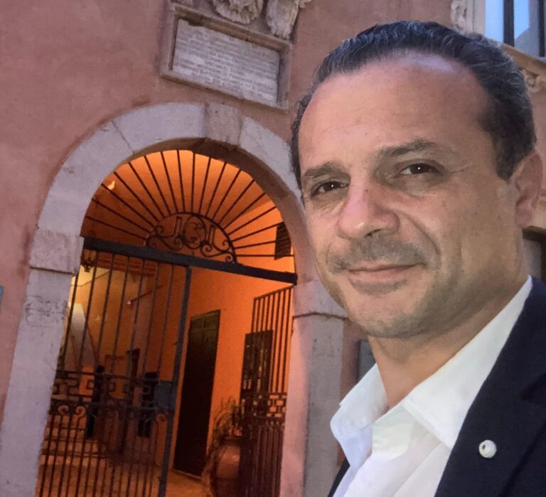De Luca: “A Taormina si cambia. Polizza e sfratto dopo 3 mesi per i morosi degli affitti comunali”