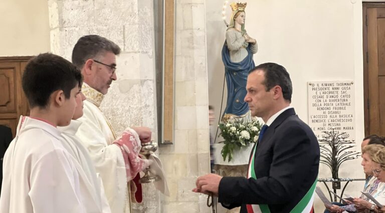 Il parroco di Taormina: “Unire la città”. Il sindaco: “Chi ha perso continua a spargere odio”