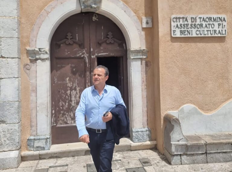 Blitz di De Luca in Biblioteca: “Servizio da rivedere, ecco cosa ho scoperto”