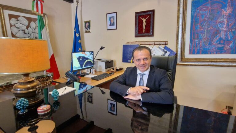 Il primo atto di De Luca: “Chi governa dev’essere in regola con il pagamento dei tributi”